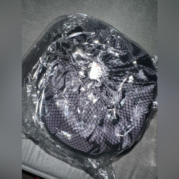 FlyHugz Gray and Black Travel Neck Pillows with Travel Bags (set of 2) - Picture 4 of 4